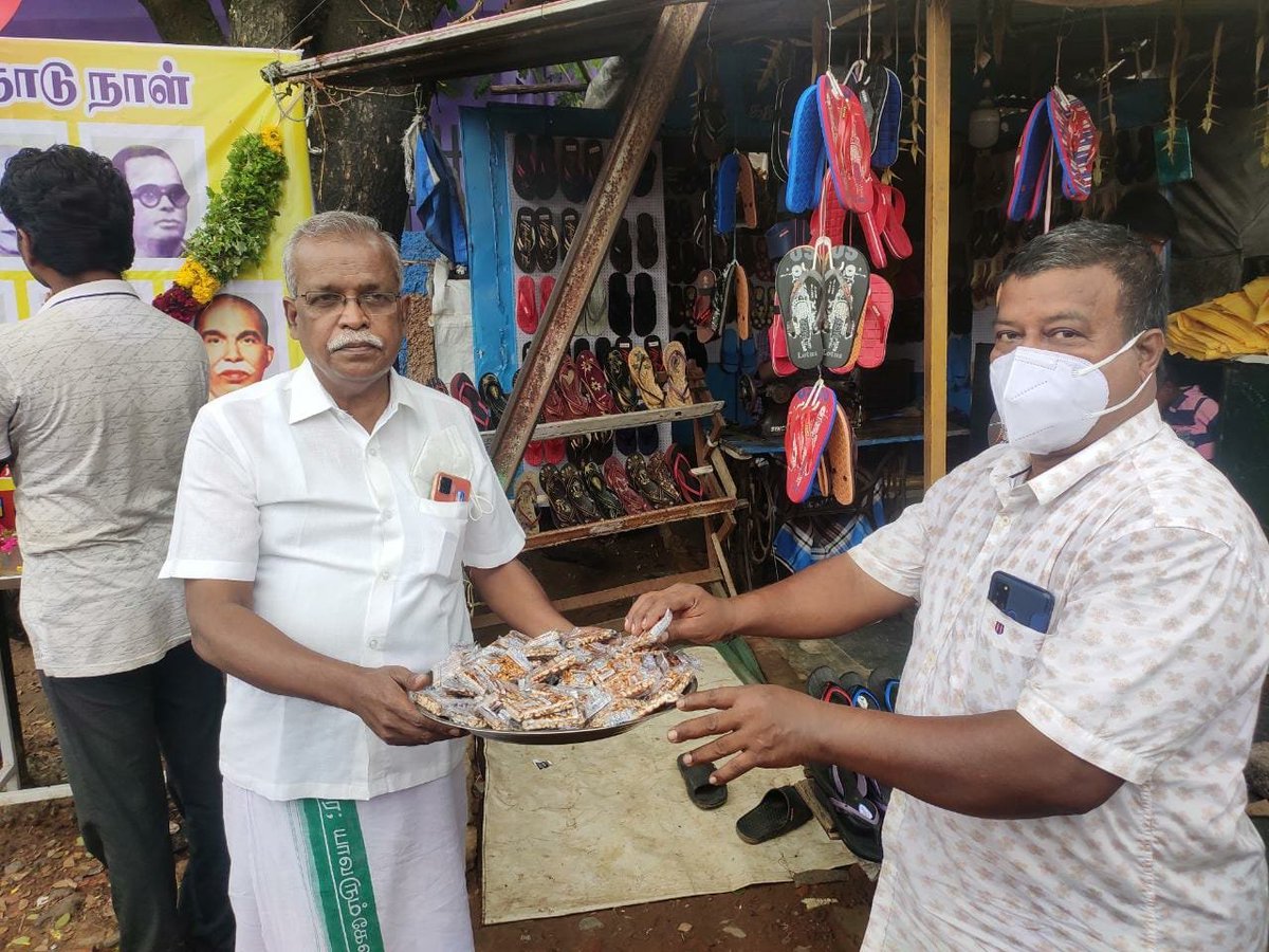 sekarnmannai's tweet photo. இன்று
மன்னார்குடி
நகராட்சி எதிரே
தமிழ்நாடு நாளை முன்னிட்டு
தமிழக எல்லைகளை மீட்க
போராடிய தமிழின தழல்களுக்கு
தமிழ்த்தேசியர் வீரவணக்கம் செலுத்தினோம்.

இழந்ததை மீட்போம்
இருப்பதை காப்போம்
நரி வேலை செய்வதற்கு
எவர் குறுக்கே வந்தாலும் துடைத்தெரிவோம்.

#தமிழ்நாடுநாள்_நவம்பர்01 https://t.co/TqNIk3oLUg