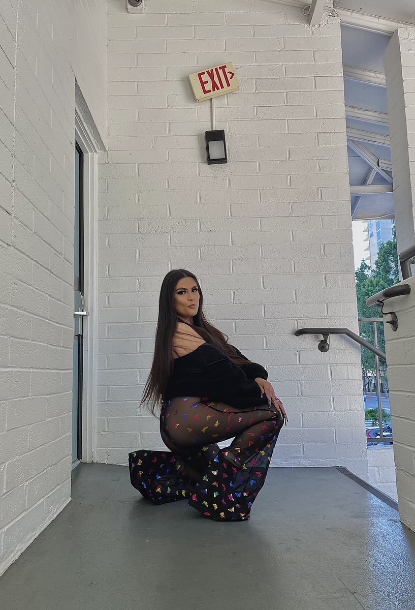 _ileeaan's tweet photo. exit is this way baby 🦋🤍 https://t.co/FksshnGDZD