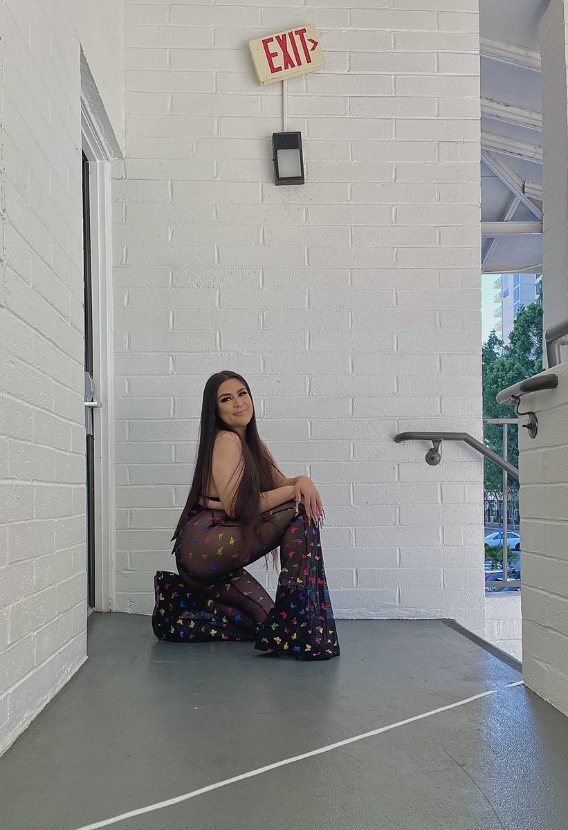 _ileeaan's tweet photo. exit is this way baby 🦋🤍 https://t.co/FksshnGDZD