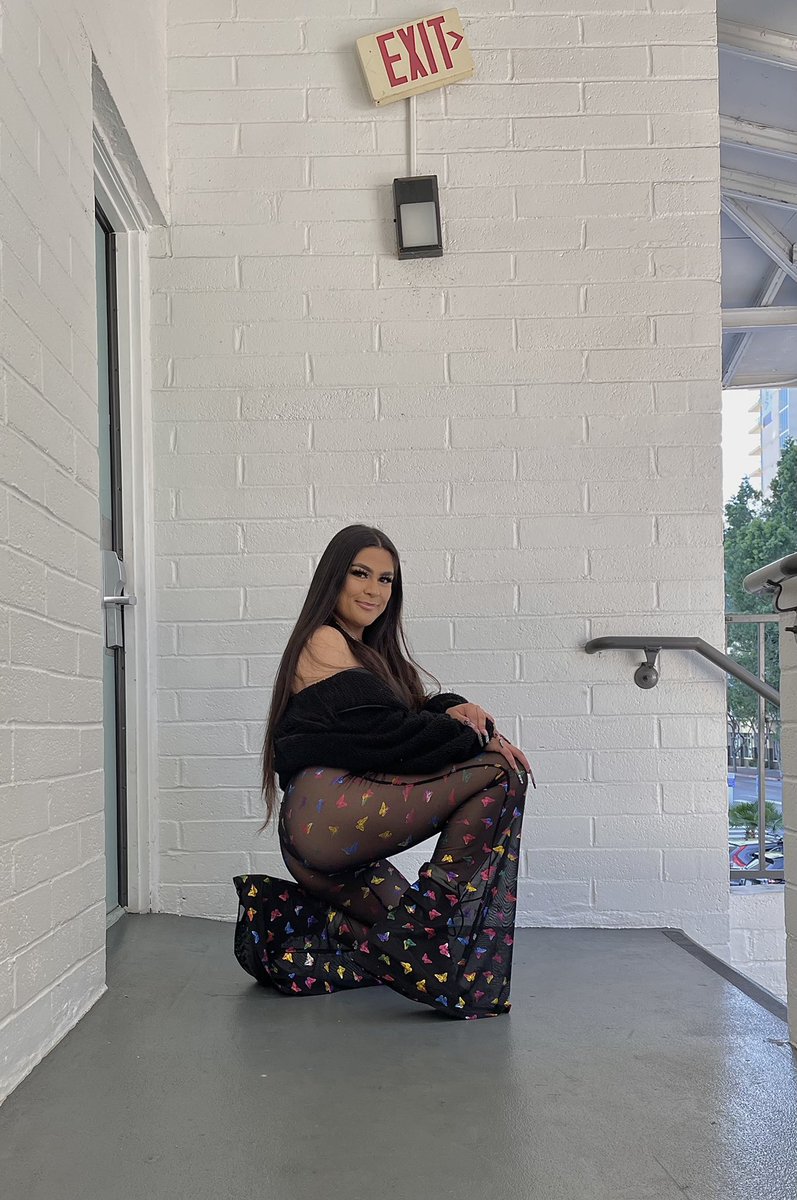 _ileeaan's tweet photo. exit is this way baby 🦋🤍 https://t.co/FksshnGDZD