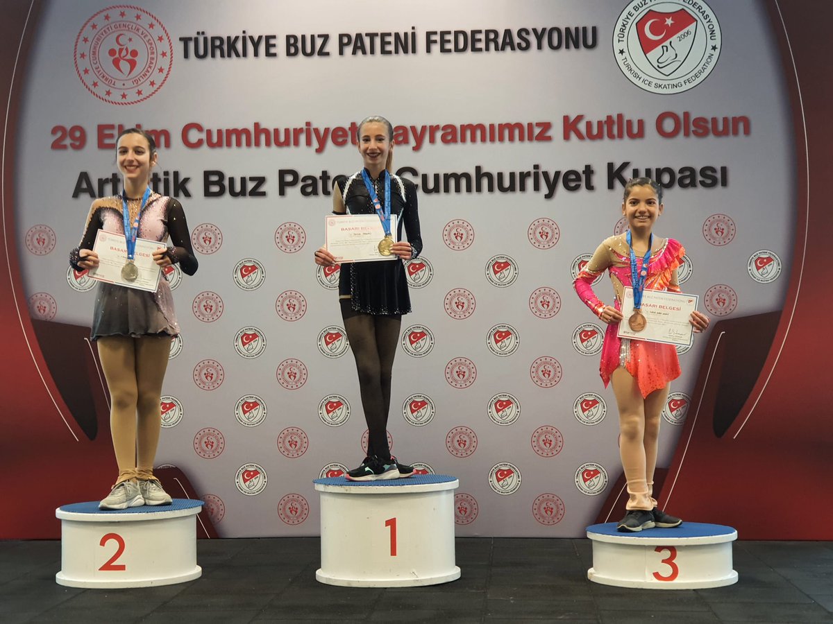 Kampüsümüz 7.sınıf öğrencisi Derya TAYGAN Cumartesi günü düzenlenen Artistik Buz Pateni Cumhuriyet Kupası yarışmasında birinci olarak bizleri gururlandırdı. 🥇 Başarılarının daim olmasını diler, öğrencimizi tebrik ederiz. ✨🐝

<a href="/DogaOkullari/">Doğa Koleji</a> 
<a href="/KvancBarlas/">Kıvanç Barlas 🇹🇷</a> 
<a href="/Glrbci/">Gül Arabaci</a> 
<a href="/HunerTopcu/">Hüner Topçu</a>