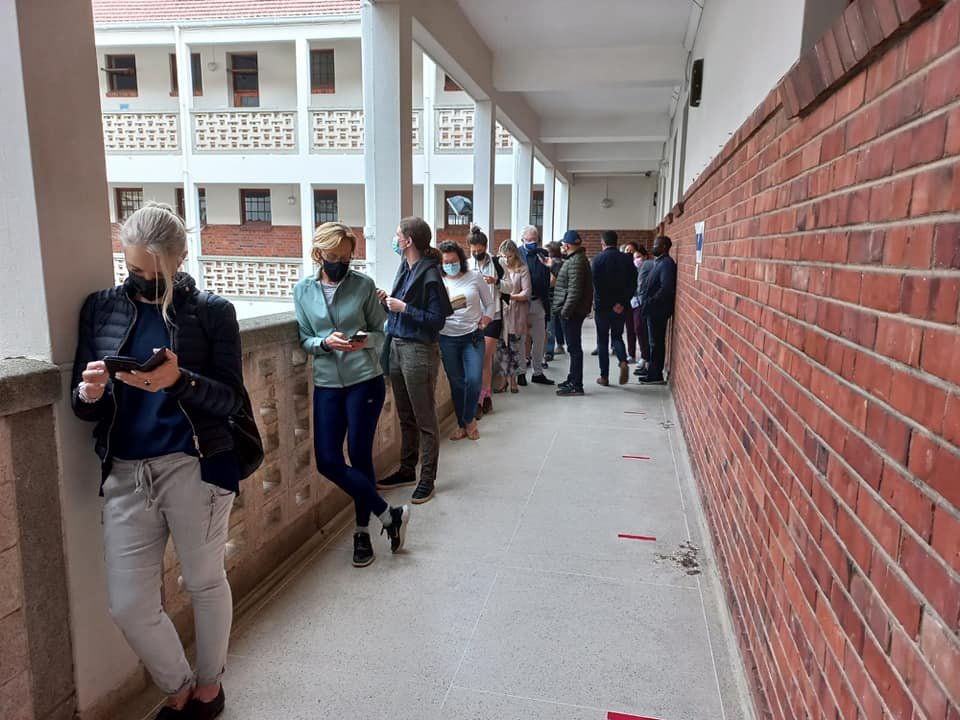 WesternCapeDA's tweet image. Premier Winde and Mrs Winde voting at Jan Van Riebeek High School this morning...
#VoteDA