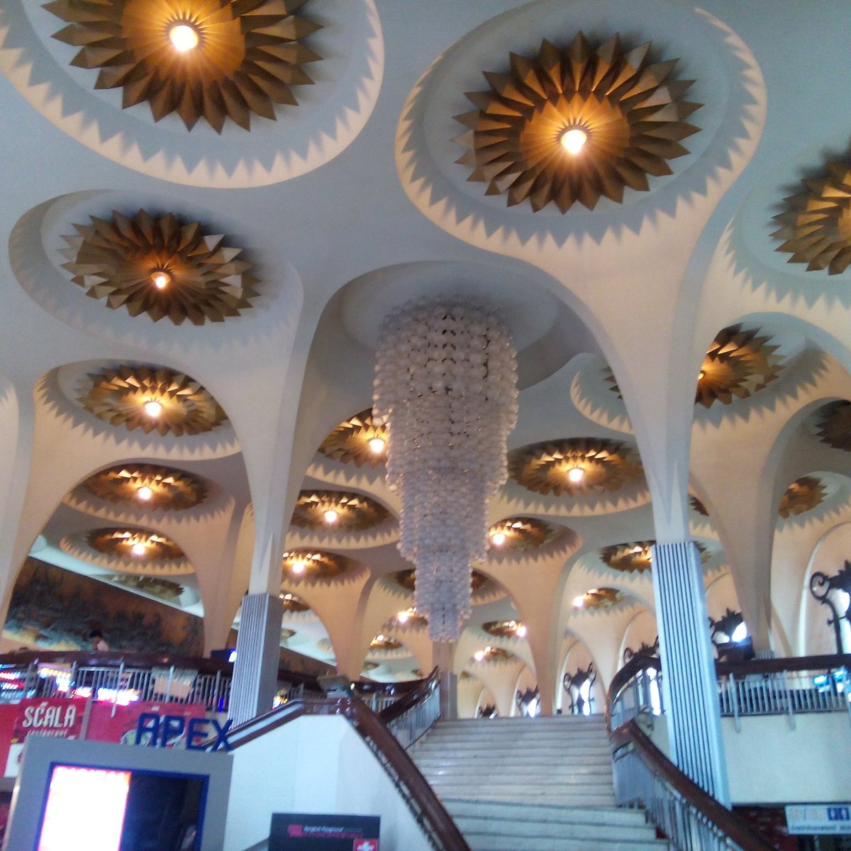 JuikateWansiri's tweet photo. @nantakwang ไม่มีอีกแล้วโรงหนังที่รวมความสวยงามและคลาสสิคเข้าไว้ด้วยกันได้อย่างลง ตัวขอบคุณพี่นันทขว้างนะคะที่ลงภาพให้ดูดีใจที่เกิดมาทันได้ดูหนังณ.ส��าล่า สะเทือน❤ที่เห็นภาพที่โรงหนังที่รักถูกทุบเริ่มต้นขึ้นเดือนใหม่ในขณะที่เป็นวันเปิดประเทศแต่เป็นวันปิดตำนานสกาล่า😢 #สกาล่าฉันจะคิดถึงเธอ https://t.co/RXCMHotVIY