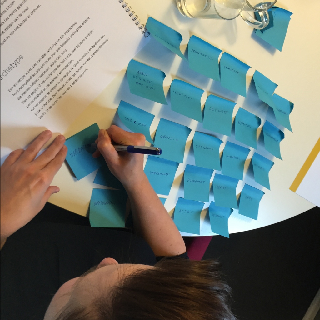 vertelmodel's tweet photo. Heb jij een idee over een nieuwe product of dienst? Ga er mee aan de slag in het Vertelmodel Starterswerkboek. Bestel het boek op https://t.co/6O8ZYsLb0Y

#zakelijk #zzper #ondernemers #merkstrateeg #bedrijfsgroei https://t.co/kAQJU7flU6
