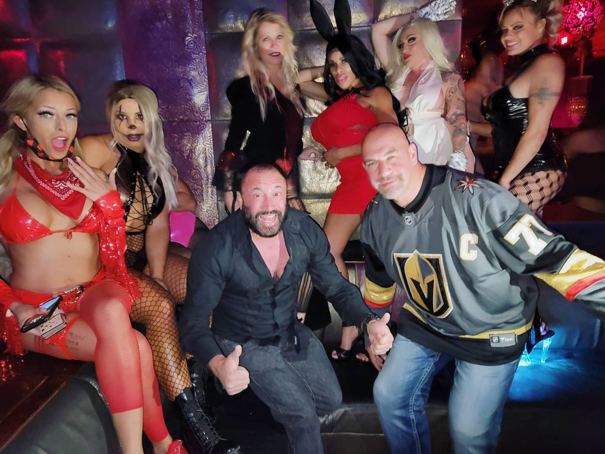 mileslong4real's tweet photo. Huge shout out to @MarqueeLV and @SirAKvegas for the AMAZING hospitality for myself @bellainksclips @glamgamerbytch @sheenawrestler @bellarockafell4 @therealshaylynn @VeronikawithaK @RealJenThomas 🤗🤗🤗🤗 #halloween #halloweencostume #halloween🎃 https://t.co/OrXMp7xmkg