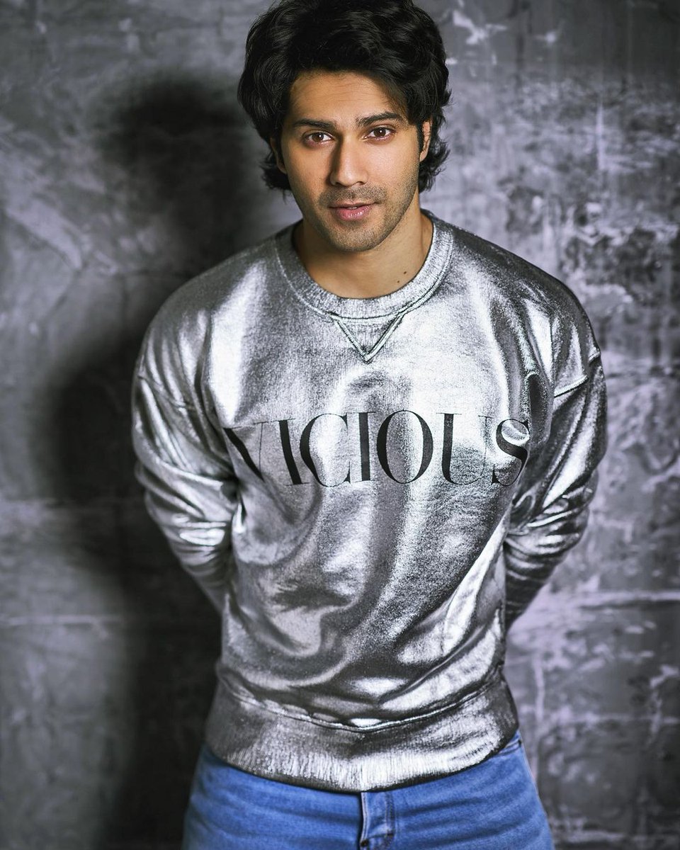 margarct's tweet photo. JJJ looks>>>>> 
@Varun_dvn gonna serve! 
{ #VarunDhawan } https://t.co/KJqmj7QUff