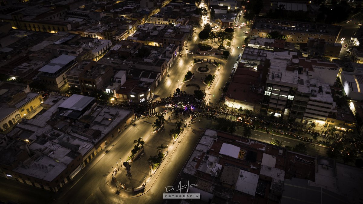 lf_deavila's tweet photo. La ciudad de #SanLuisPotosí se ilumina como un gran altar de #DiaDeLosMuertos 💀 con el desfile de #XantoloEnTuCiudad 👹 y sus #comparsas 🕺🏻💃🏽 https://t.co/47DhPE7GMe