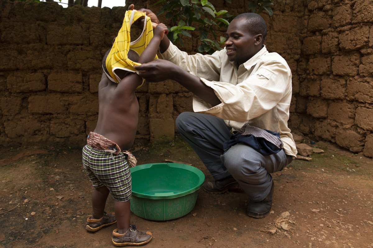unicefrw's tweet photo. “It’s very important for fathers to be close to their children, to take them to a clinic if they’re sick, or calm a crying baby. We can’t leave all that work to the mamas.” says Jean de Dieu, as he bathes his 20 months old daughter Anita. 
#ForEveryChild, CARE.
#MondayMotivation https://t.co/ip0KRrORSX