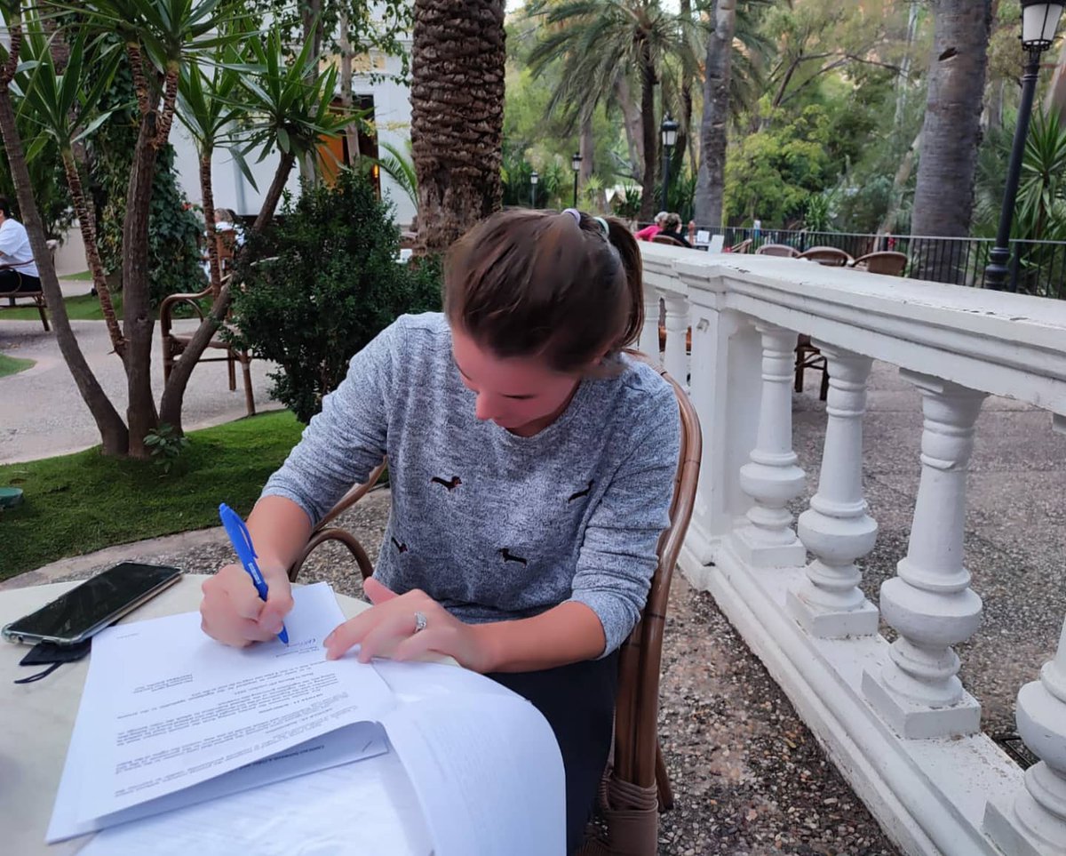 👋🏻 Tenemos grandes noticias. Antes de regresar a Australia, <a href="/bec_mcconnell/">Bec McConnell</a> ha renovado su contrato con Primaflor-Mondraker-XSauce para las 𝐝𝐨𝐬 𝐩𝐫𝐨́𝐱𝐢𝐦𝐚𝐬 𝐭𝐞𝐦𝐩𝐨𝐫𝐚𝐝𝐚𝐬.

🇦🇺 La firma llegó en <a href="/aguadearchena/">Balneario de Archena</a>, el mismo lugar donde inició su andadura en el equipo.