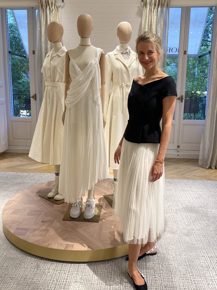 marialeonstyle's tweet photo. Qué ilusión me ha hecho presentar la colección #DiorCruise2022 , un maravilloso homenaje de #MariaGraziaChiuri a la #AntiguaGrecia , llena simbolismos que nos llevan a descubrir la #Belleza de sus prendas más allá de los sentidos #Filosofia #Cultura #Moda #MariaLeonStyle @Dior https://t.co/iJbIMaMiBF