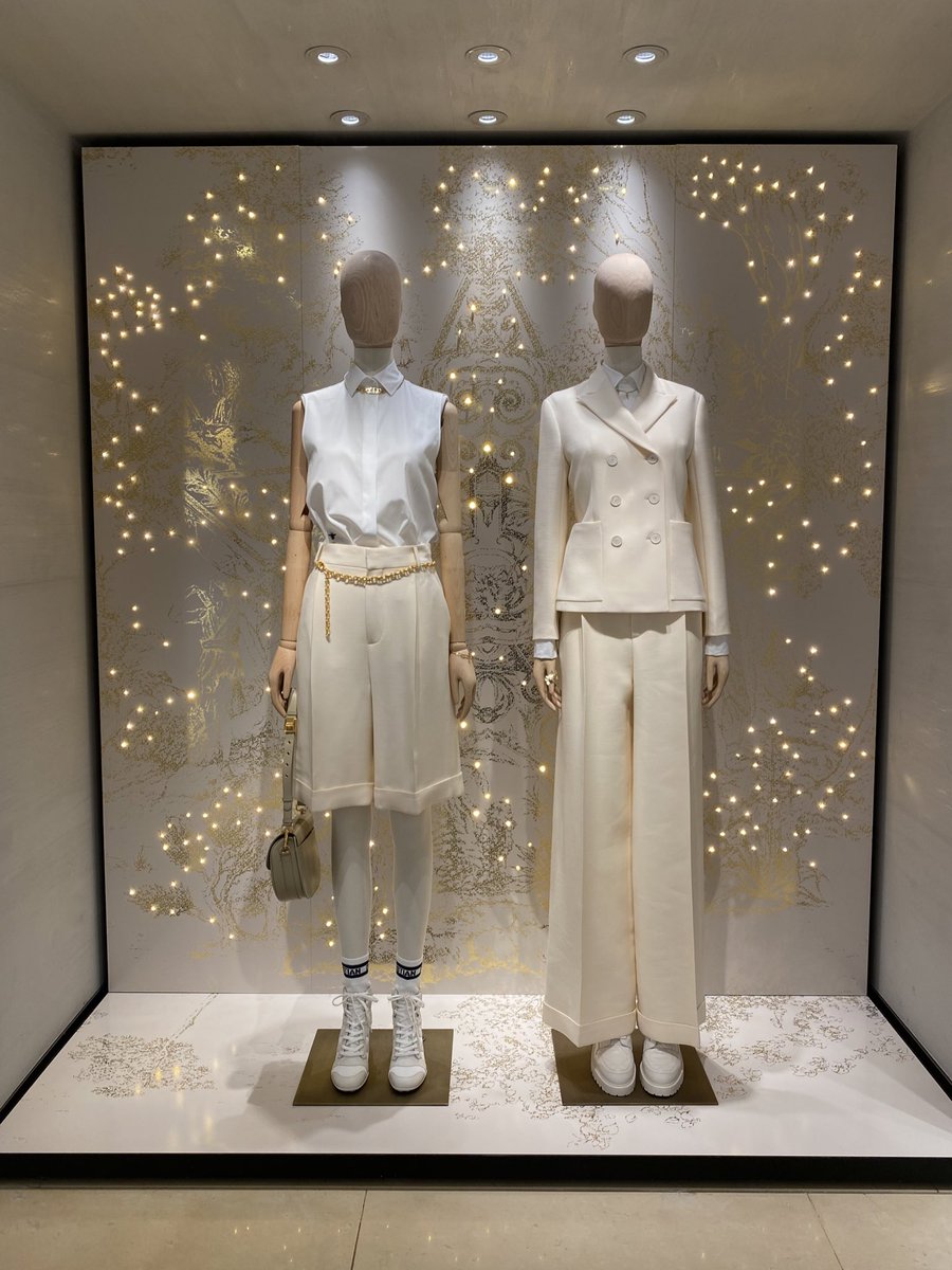 marialeonstyle's tweet photo. Qué ilusión me ha hecho presentar la colección #DiorCruise2022 , un maravilloso homenaje de #MariaGraziaChiuri a la #AntiguaGrecia , llena simbolismos que nos llevan a descubrir la #Belleza de sus prendas más allá de los sentidos #Filosofia #Cultura #Moda #MariaLeonStyle @Dior https://t.co/iJbIMaMiBF