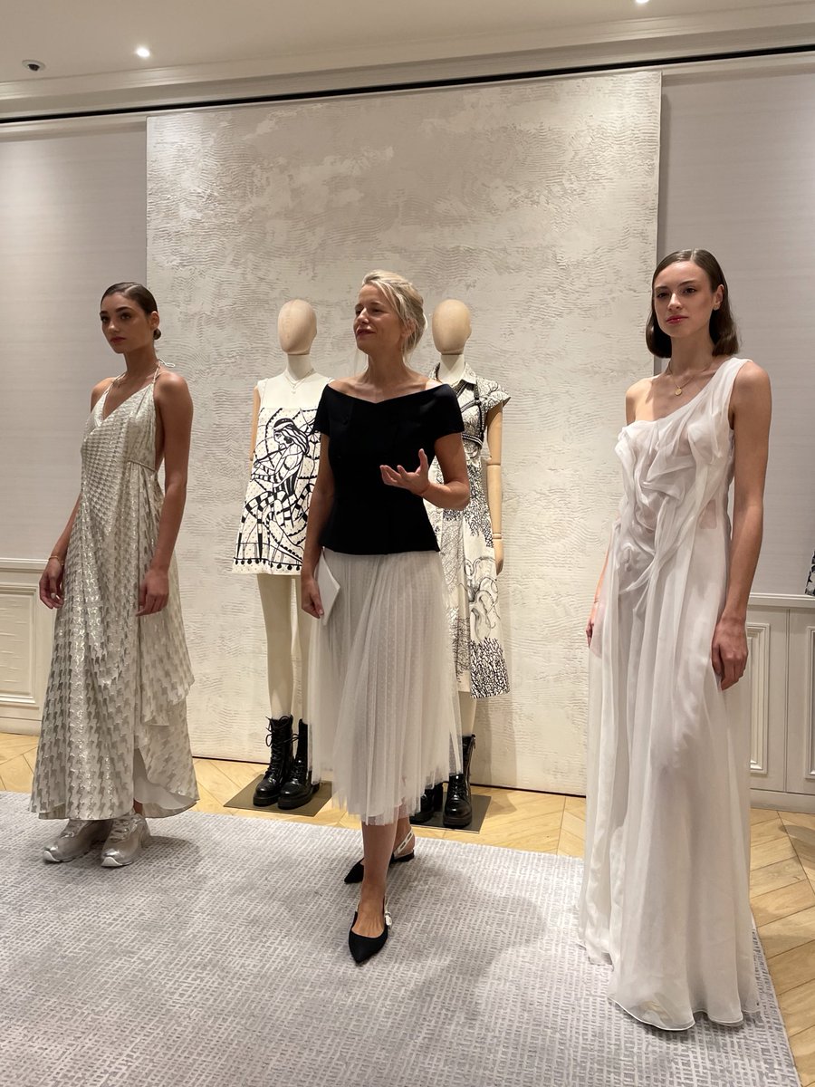 marialeonstyle's tweet photo. Qué ilusión me ha hecho presentar la colección #DiorCruise2022 , un maravilloso homenaje de #MariaGraziaChiuri a la #AntiguaGrecia , llena simbolismos que nos llevan a descubrir la #Belleza de sus prendas más allá de los sentidos #Filosofia #Cultura #Moda #MariaLeonStyle @Dior https://t.co/iJbIMaMiBF