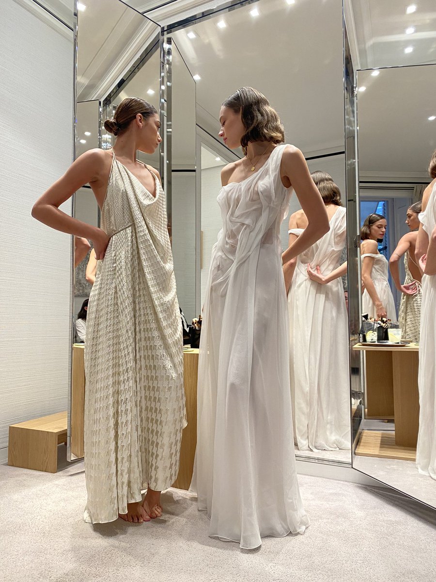 marialeonstyle's tweet photo. Qué ilusión me ha hecho presentar la colección #DiorCruise2022 , un maravilloso homenaje de #MariaGraziaChiuri a la #AntiguaGrecia , llena simbolismos que nos llevan a descubrir la #Belleza de sus prendas más allá de los sentidos #Filosofia #Cultura #Moda #MariaLeonStyle @Dior https://t.co/iJbIMaMiBF