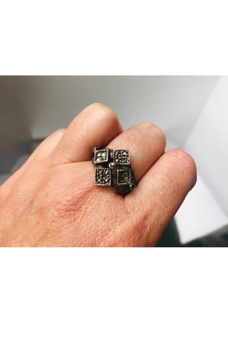 vintageworld202's tweet photo. #ChunkySterling
#MinimalistRing
#VintageMarcasite
#PyramidCutRing
https://t.co/rEj04SNW5v https://t.co/yH5ErFFvx0