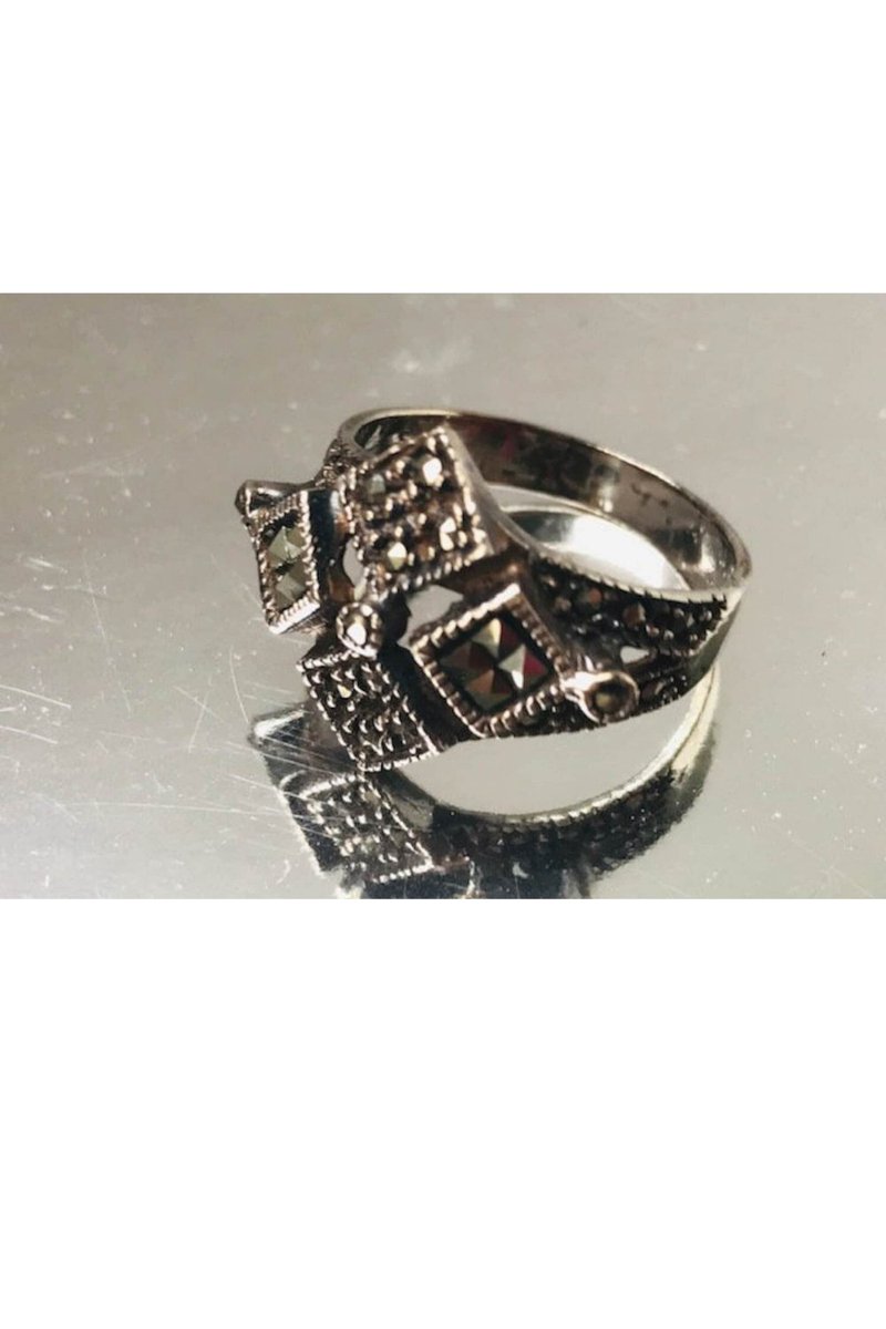 vintageworld202's tweet photo. #ChunkySterling
#MinimalistRing
#VintageMarcasite
#PyramidCutRing
https://t.co/rEj04SNW5v https://t.co/yH5ErFFvx0