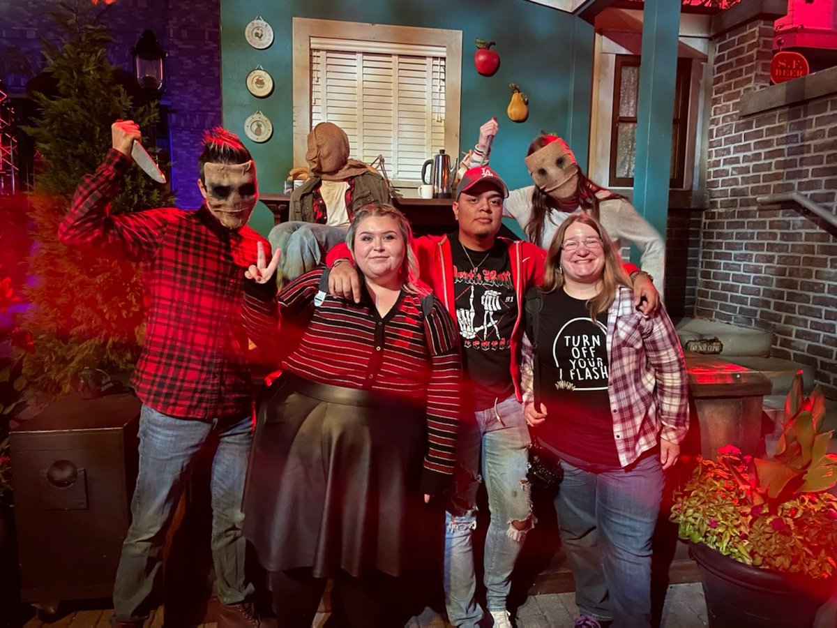 Gracenote2011's tweet image. I definately put the CRY in CRYPTTV tonight. Sitting in the zone and just enjoying it with some of my favorite people is hands down one of my favorite memories from #hhn30 
#crypttv