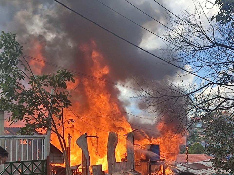 ChindwinPost's tweet photo. BREAKING: Two hours were burned down in Hakha, Chin state capital on Monday just after days of Thantlang town was burned. Fire fighters were able to extinguish the fire. Causes remain unknown. #WhatsHappeningInMyanmar https://t.co/TtHx9mzjly