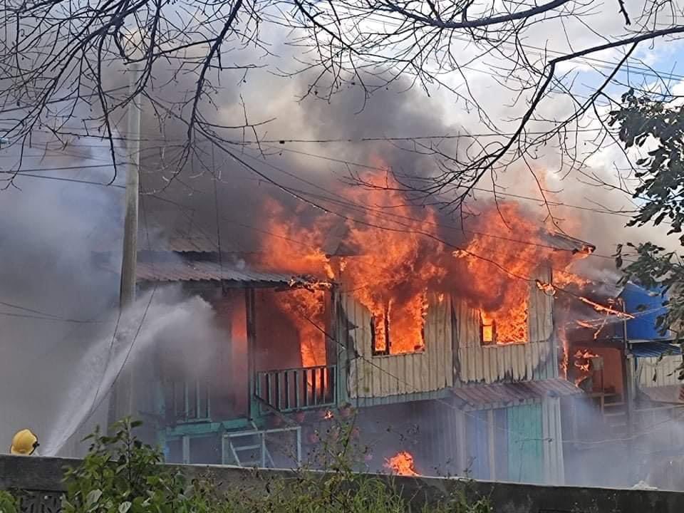 ChindwinPost's tweet photo. BREAKING: Two hours were burned down in Hakha, Chin state capital on Monday just after days of Thantlang town was burned. Fire fighters were able to extinguish the fire. Causes remain unknown. #WhatsHappeningInMyanmar https://t.co/TtHx9mzjly