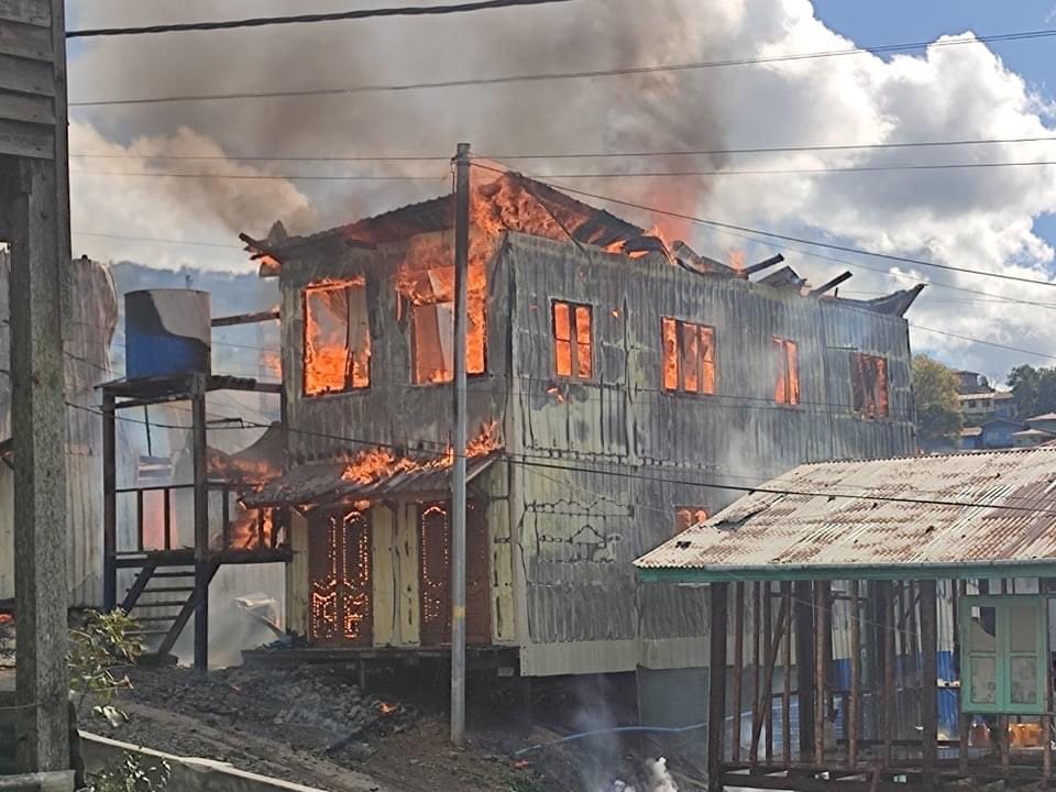 ChindwinPost's tweet photo. BREAKING: Two hours were burned down in Hakha, Chin state capital on Monday just after days of Thantlang town was burned. Fire fighters were able to extinguish the fire. Causes remain unknown. #WhatsHappeningInMyanmar https://t.co/TtHx9mzjly