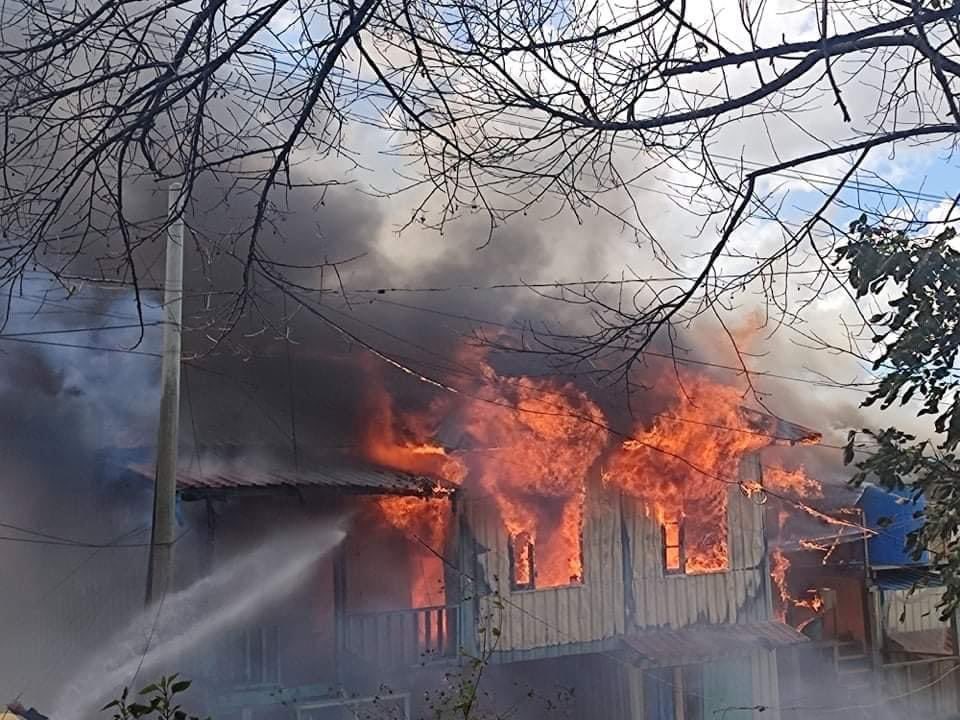 ChindwinPost's tweet photo. BREAKING: Two hours were burned down in Hakha, Chin state capital on Monday just after days of Thantlang town was burned. Fire fighters were able to extinguish the fire. Causes remain unknown. #WhatsHappeningInMyanmar https://t.co/TtHx9mzjly