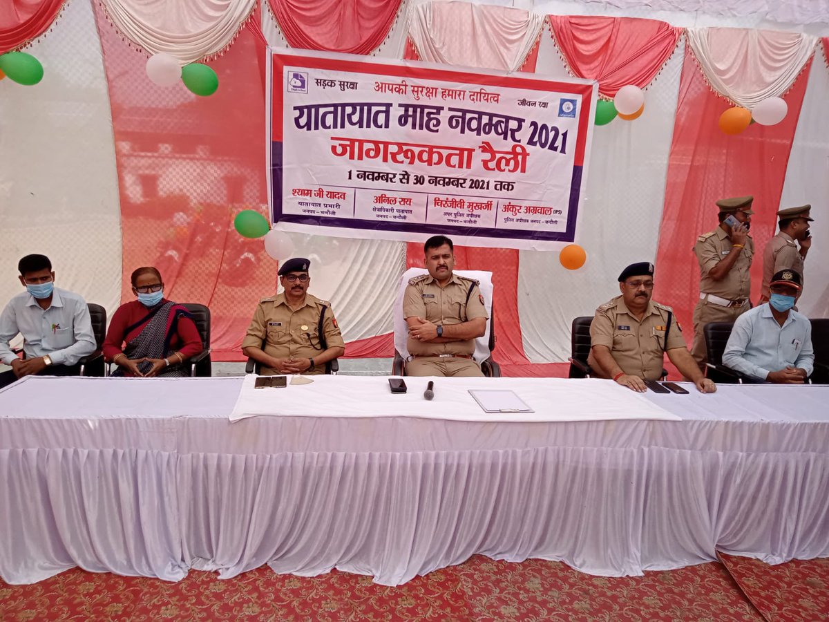 chandaulipolice's tweet photo. यातायात जागरुकता #trafficmonth2021 का शुभारम्भ !!

यातायात के नियमों में बरतो सख्ती।
तभी मिलेगी,दुर्घटनाओं से मुक्ति।।

जनपदवासियों को यातायात के नियमों सम्बन्धी जानकारी देकर नियमो का पालन करने हेतु जागरुकता रैली को हरी झंडी दिखाकर रवाना करते #SP_Cdi

#UPPolice https://t.co/bDPb4H2hXv