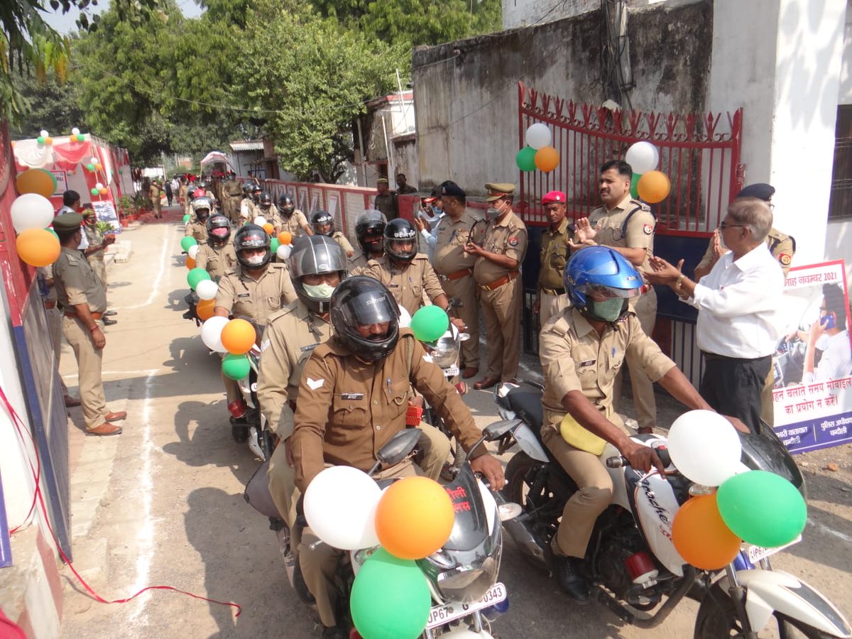 chandaulipolice's tweet photo. यातायात जागरुकता #trafficmonth2021 का शुभारम्भ !!

यातायात के नियमों में बरतो सख्ती।
तभी मिलेगी,दुर्घटनाओं से मुक्ति।।

जनपदवासियों को यातायात के नियमों सम्बन्धी जानकारी देकर नियमो का पालन करने हेतु जागरुकता रैली को हरी झंडी दिखाकर रवाना करते #SP_Cdi

#UPPolice https://t.co/bDPb4H2hXv