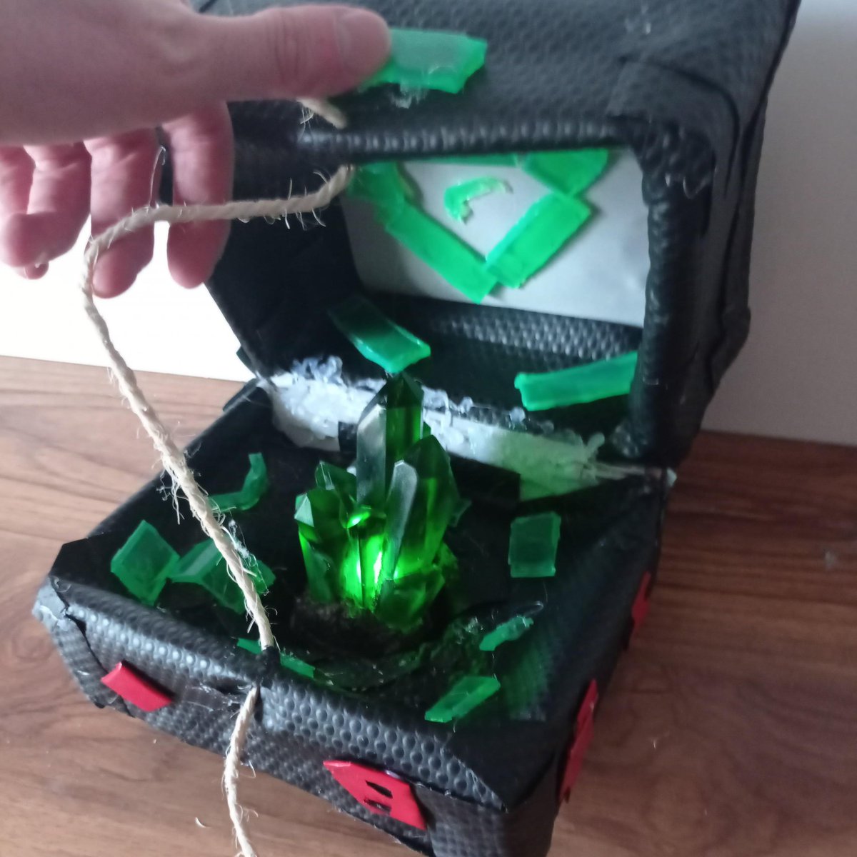 LeaCosplay's tweet photo. Voici l'intérieur de mon coffre kryptonien avec la grosse kryptonite au millieu réaliser par @ben4neb
#coffre #kryptonien #krypton  #geek #popculture #dccomics  #kryptonite #creativity  #crafting #superman #superheros #piege #vert #kryptoniteverte #kryptonitegreen https://t.co/jqphXzzFlt