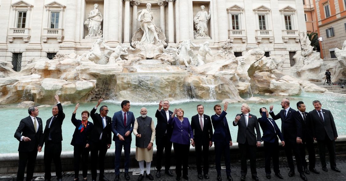 MartaPastor's tweet photo. #QueMonos … y mientras tanto… el mundo se cae a pedazos… la política es ya una ciudad de vacaciones #FontanadiTrevi #G20RomeSummit #G20roma https://t.co/xcdJVPN0ti