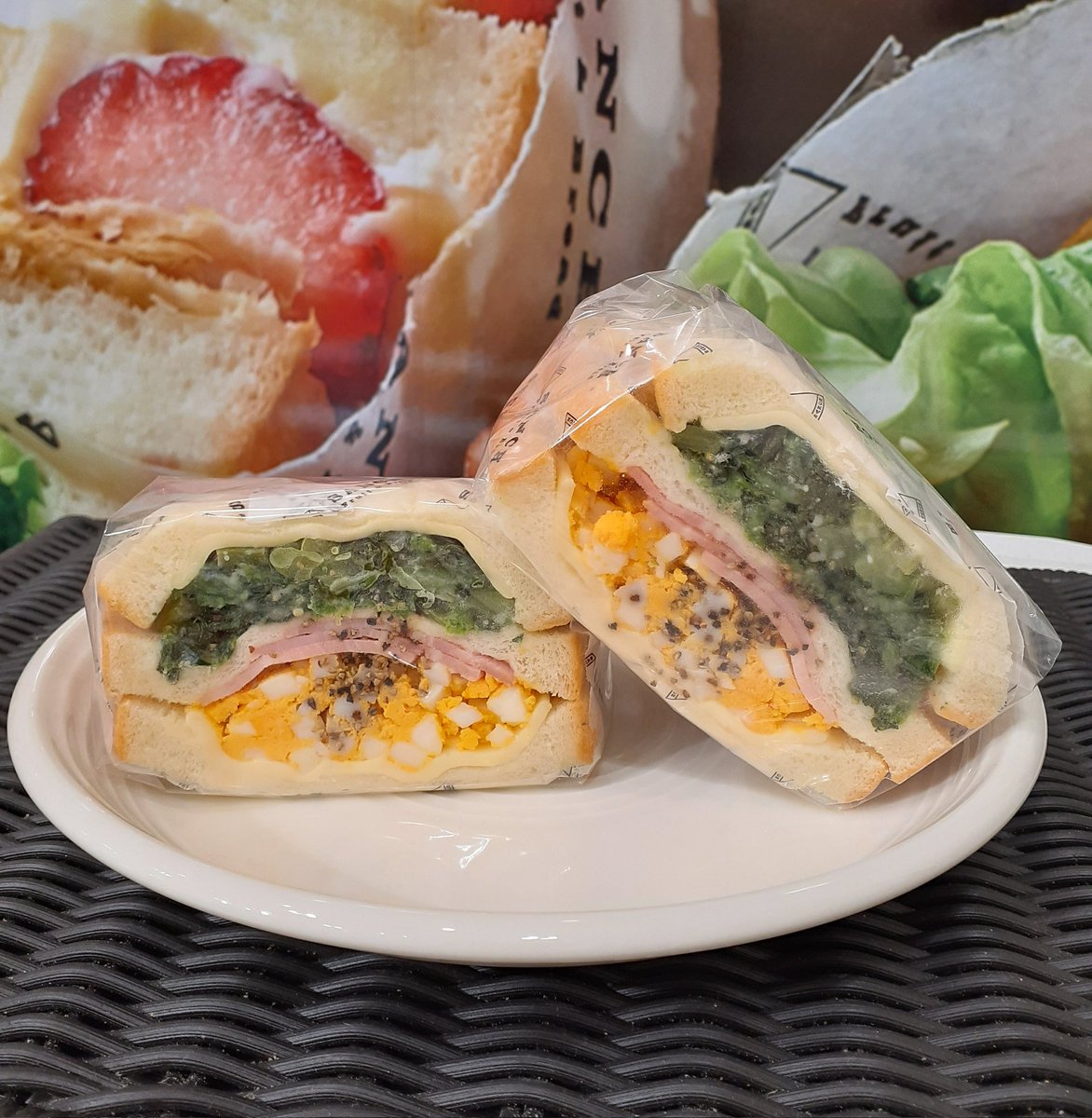 SanchTokyo's tweet photo. こんにちは！
本日はホットサンドの『野沢菜とベーコンのクロックムッシュ風』をご紹介します。
信州な漬け物代表、野沢菜漬やホワイトソース、ベーコン、卵、ほうれん草を合わせてクロックムッシュ風に仕上げました！、こ✨
是非レンジやトースターで温めてお楽しみください����
#サンチ #ホットサンド https://t.co/FHnKaJMG1i