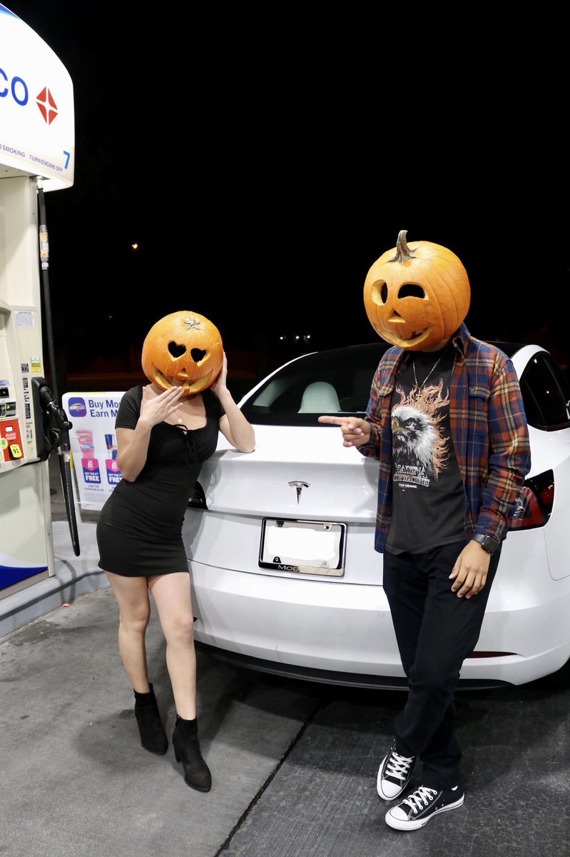 tmaraaaaaaa's tweet photo. Pumpkin, are we doing regular or premium? https://t.co/HK4JWFGtsW