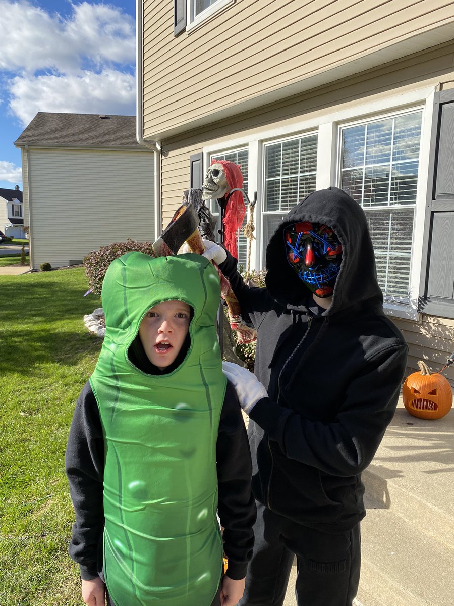 shaunahogan06's tweet photo. Halloween 2021 🎃☠️🤡👻🍫 #pickle #purge #somuchcandy #halloween https://t.co/U5iFmb5OH7