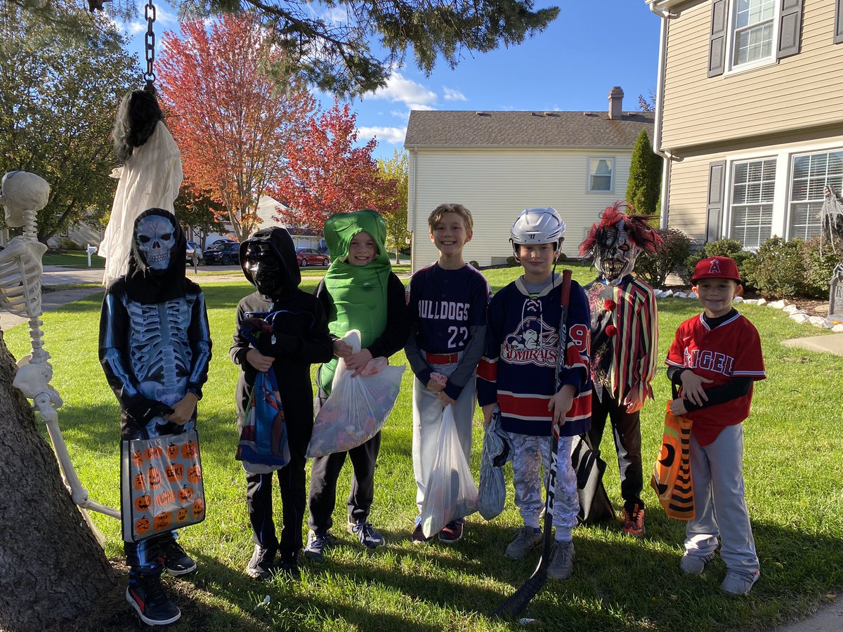 shaunahogan06's tweet photo. Halloween 2021 🎃☠️🤡👻🍫 #pickle #purge #somuchcandy #halloween https://t.co/U5iFmb5OH7