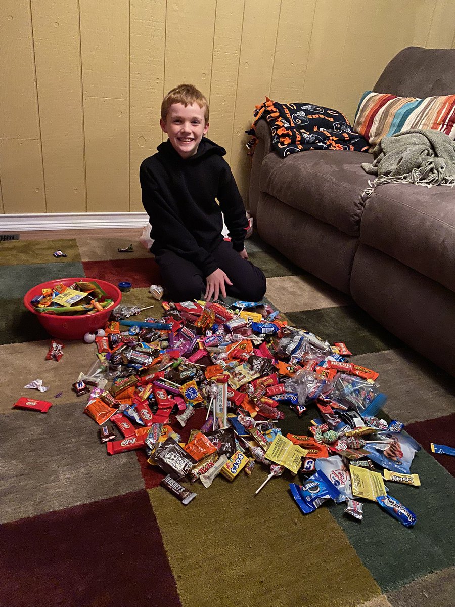shaunahogan06's tweet photo. Halloween 2021 🎃☠️🤡👻🍫 #pickle #purge #somuchcandy #halloween https://t.co/U5iFmb5OH7
