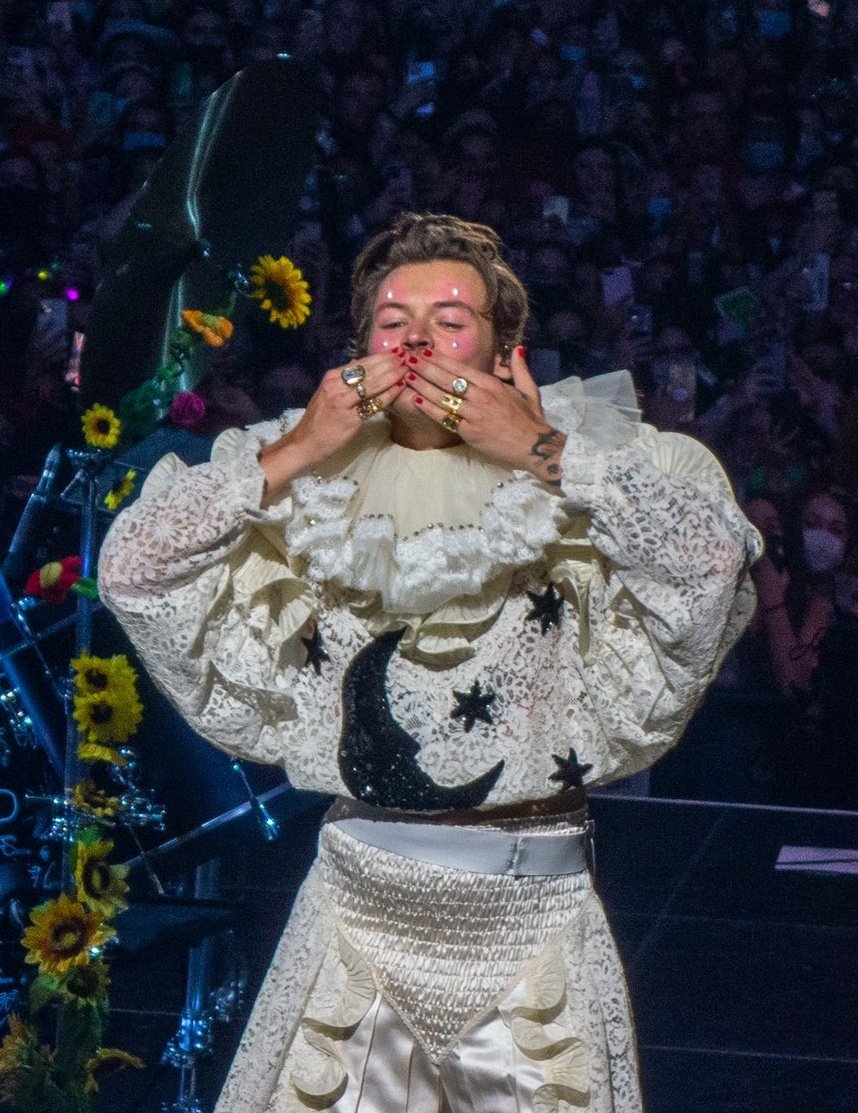 fitflouisst's tweet photo. Abro hilo completamente necesario de fotos en buena calidad de harry styles en su harryween show -night 2 , por que lucía espectacular❤️ https://t.co/Wt8MMIc7II