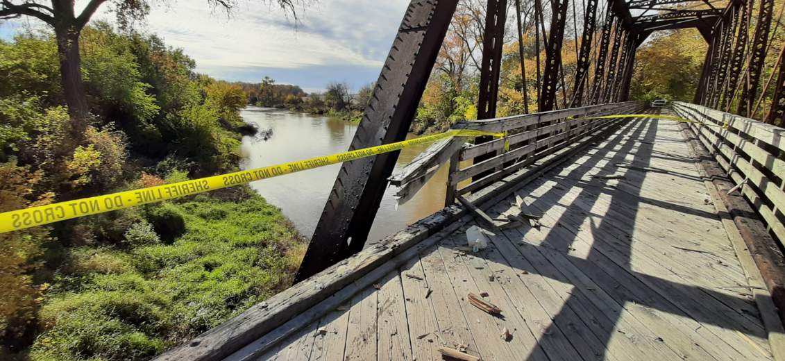 wabashtrace's tweet photo. The Wabash Trace is closed at the West Nishnabottna bridge south of Malvern between 330th St. and 350th St.

Signs are placed at both ends of this section. There will be a simple detour on gravel roads to the north on Marh Ave and 350th St. until repairs can be made. 

(1/3) https://t.co/3InPxc0R7g