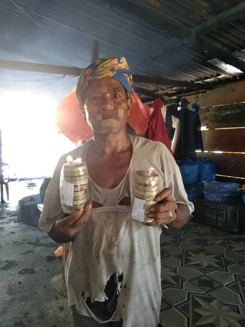zumairaaa's tweet photo. Guys gula kerek ni skrg dh tk dipandang ramai tp tu je lh punca pendapatan pkcik Ibrahim ni,ank2 dia semua membesar dr hsl jualan gula kerek yg dia hantar ke kedai/pasar raya 💔

Bila PKP,byk yg tk laku,rosak &amp; nk mula blk kena pkai modal yg bsr  

Tlg I RT utk rezeki pakcik ni https://t.co/ixwMERQAGc