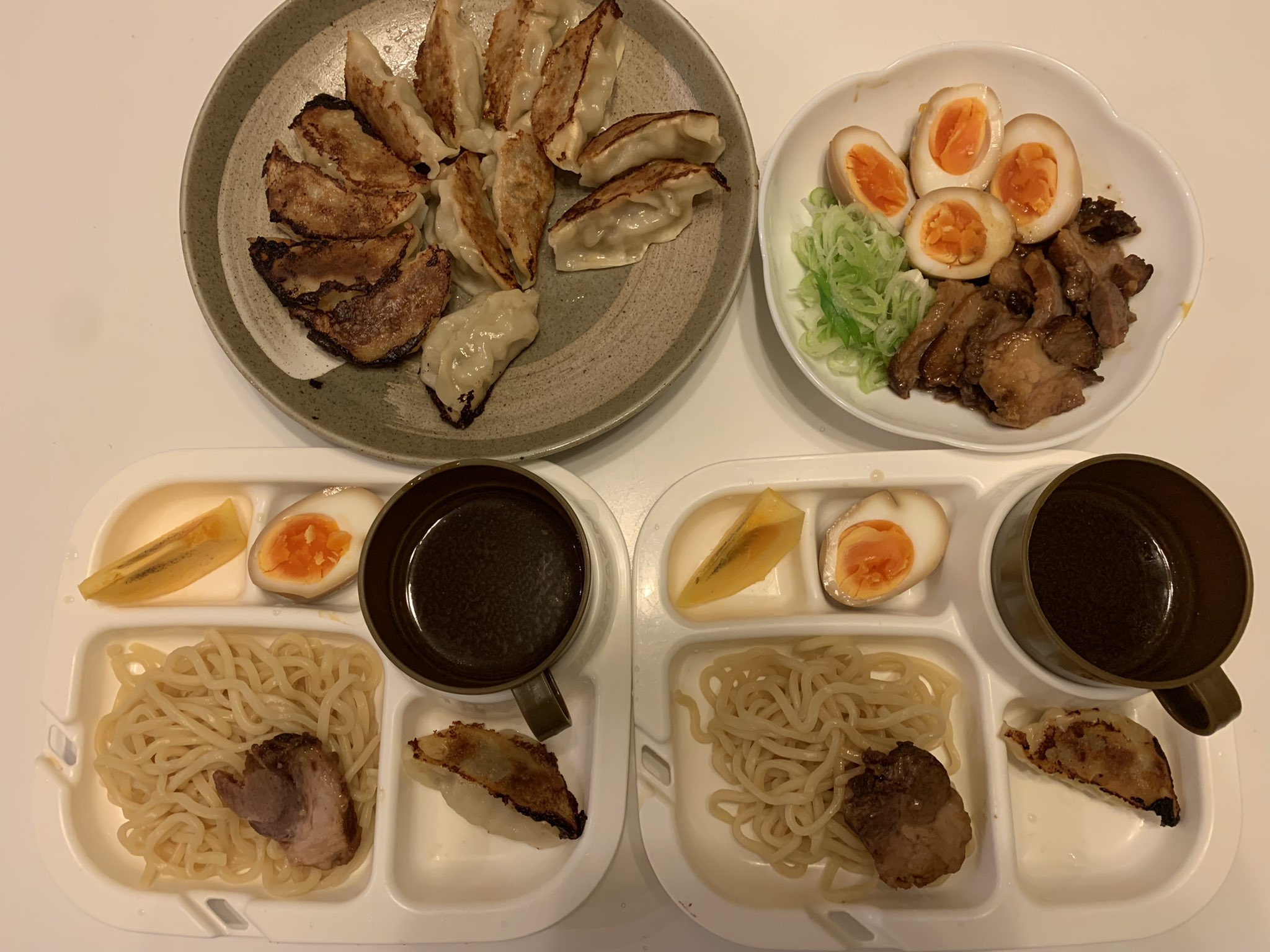 あいりぃ 10 28の夜ごはん つけ麺 味玉 チャーシュー 冷凍餃子 柿 珍しく朝にゆで卵 作ってタレにつけたからチャント味が染み込んだ味玉出来てました チャーシューはいつもの如く業務スーパー おうちごはん おうちご飯 子供 夜ご飯 キッズ