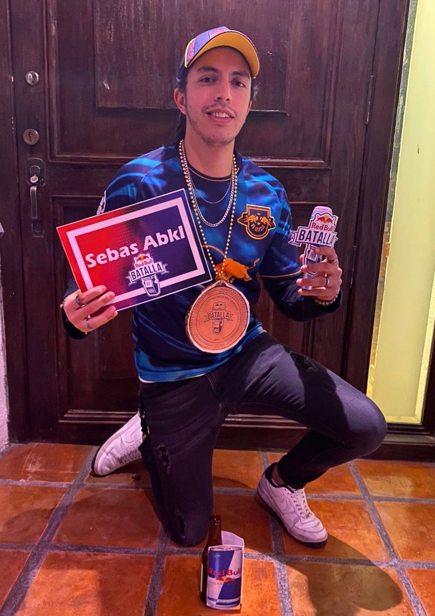 sebas_abkl's tweet photo. Admiren el mejor disfraz de campeón de @redbullbatalla que verán hoy 🥇 https://t.co/w9WRtwKYJe
