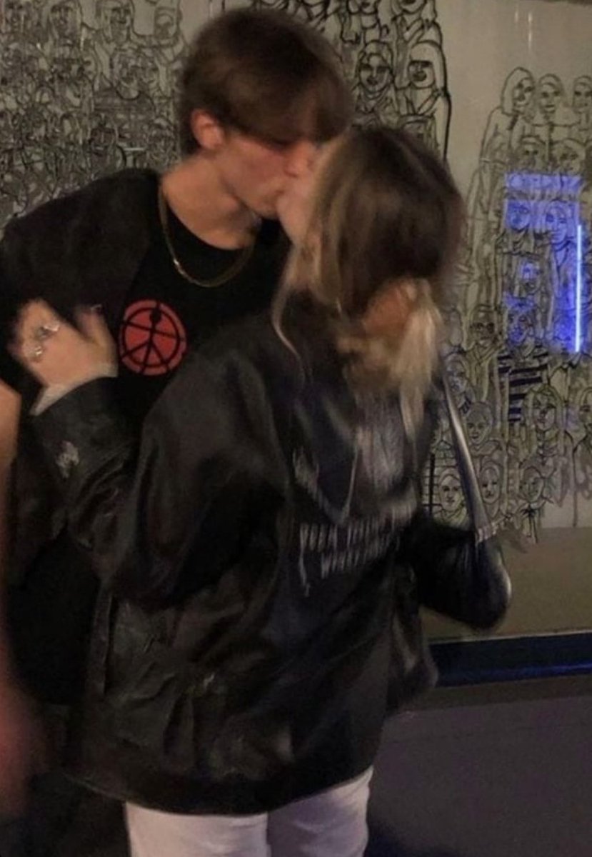 hsbatka's tweet photo. 00. não postei nd antes,mas enfim,quero te agradecer por todos nossos momentos juntos,tu é uma pessoa incrível e com quem eu quero passar minha vida inteira ao lado,amo cada detalhe seu,amo seu sorriso,enfim eu amo você,tenho muita sorte em ter você como meu namorado 💕 @j0wsey https://t.co/QcO5VaGdMw