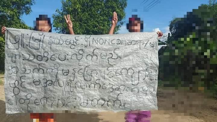 AeriZin3's tweet photo. CDM teachers &amp; students in #Phyu township staged domestic paper strike against Military Slavery Education &amp; Non-CDM teachers today.

MYANMAR NEEDS HELP

#Nov1Coup
#WhatsHappeningInMyanmar https://t.co/X1ZgWS1G7f