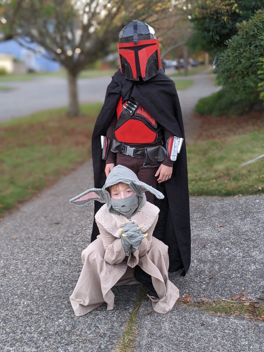k5em's tweet photo. Every year @ktmcsea one ups herself making the kids costumes from scratch. This year is no different, the detail on #Mando is especially superb #makers #haloween #alwaysmaking https://t.co/maEROBscWn