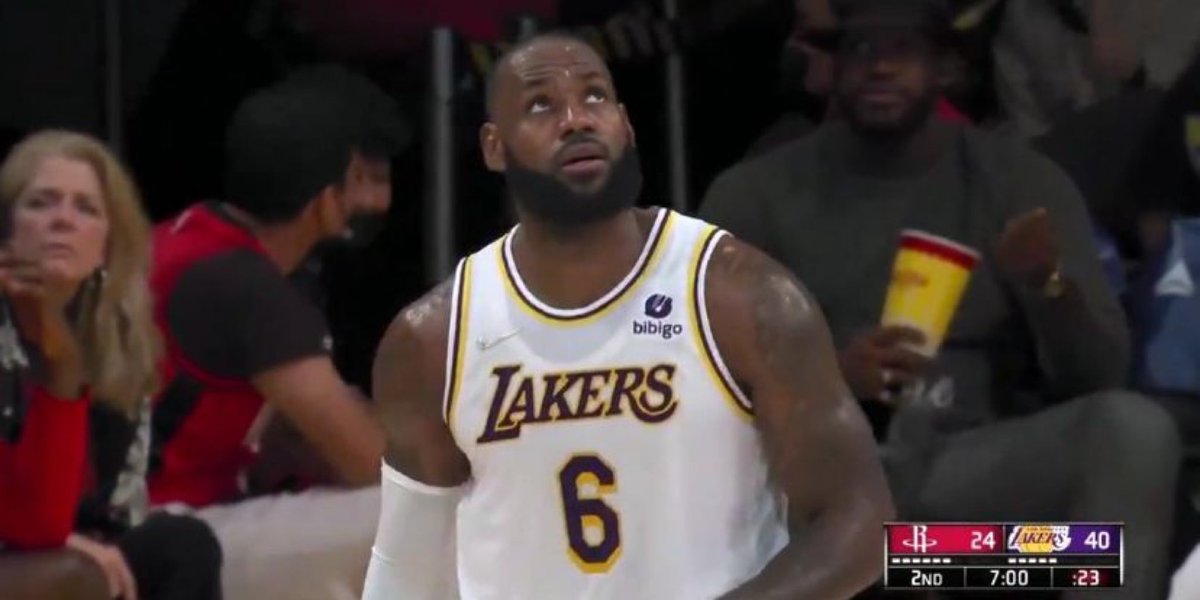 3cbPerformance's tweet image. Year 19 LeBron James &amp;amp; time traveler LeBron James in the same frame