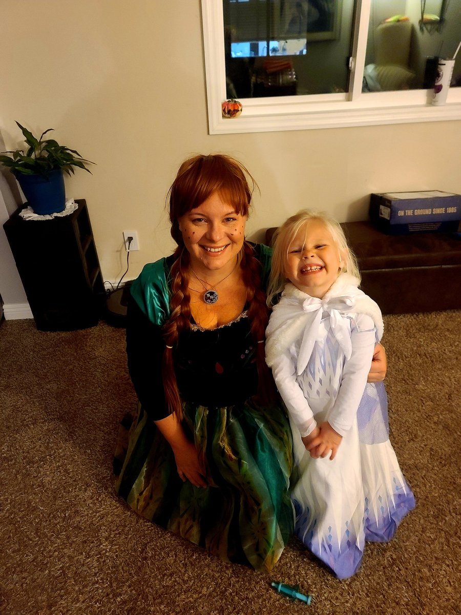 JacPantsJames's tweet photo. @KristenBell Channeling my inner Anna for my little Elsa! https://t.co/w9kFUgE8jf