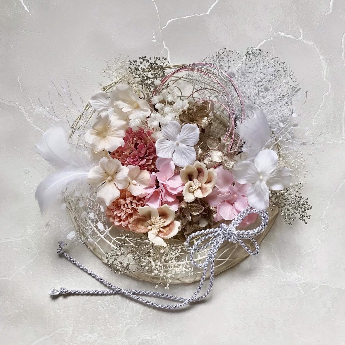cometto_flower's tweet photo. ふ��っとした白とピンクの髪飾り☁️🤍淡色女子さんにおすすめです🦢
今日は３つ作りました〜🐰💞
#髪飾り #オーダーメイド髪飾り #成人式髪飾り #和装髪飾り #着物髪飾り #和風髪飾り #ドライフラワー髪飾り #cometto https://t.co/T4FQ8oSOfp