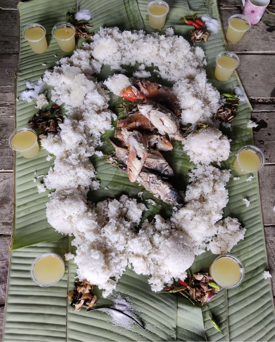 mizoraminsta's tweet photo. Champhai dil sangha chhum nen chaw fak leh ang aw
.
.
Mizo lunch at the farm
Picture credit πΈ : mapuiajames
#mizoraminsta #mizoram #lunch #chawchhun #chawfak #thlam #sangha #fish #chaw #mizochawhmeh #mizodish #mizofood #asianfood #india #nature https://t.co/he7GoeVWIk