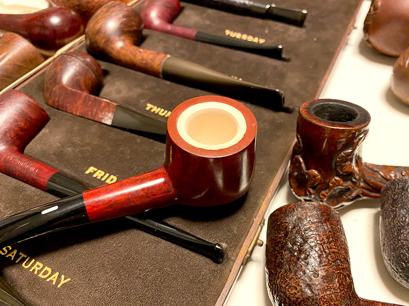 みのじ 昨日は実家へ 叔父の形見のパイプコレクションを頂戴してきました それぞれ趣があって 美術工芸品なんですね ガラスケースに飾って愛でたいな 父の煙草の匂いは苦手だったけど 叔父のパイプのは好きだったことを思い出しました T