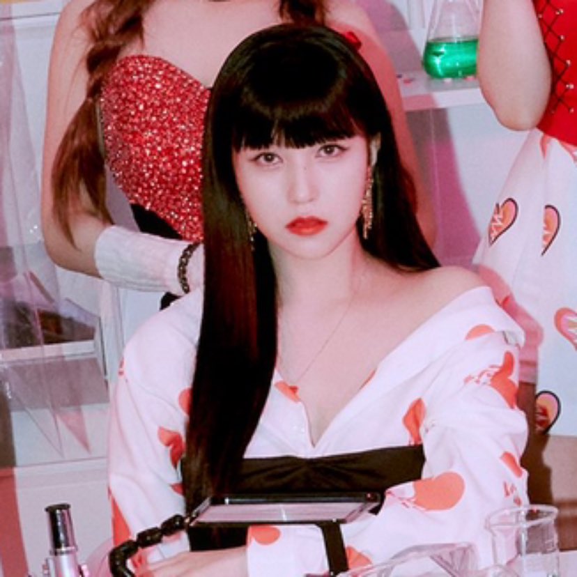 misanaarchives's tweet photo. MINATOZAKI SANA’S POSE AND MYOUI MINA WITH FULL BANGS UXIWBEB 

D11 FORMULA OF LOVE
#FormulaOfLove_ConceptPhoto1
#FormulaOfLove_AlbumPreview
@JYPETWICE https://t.co/msgpHrqQvG
