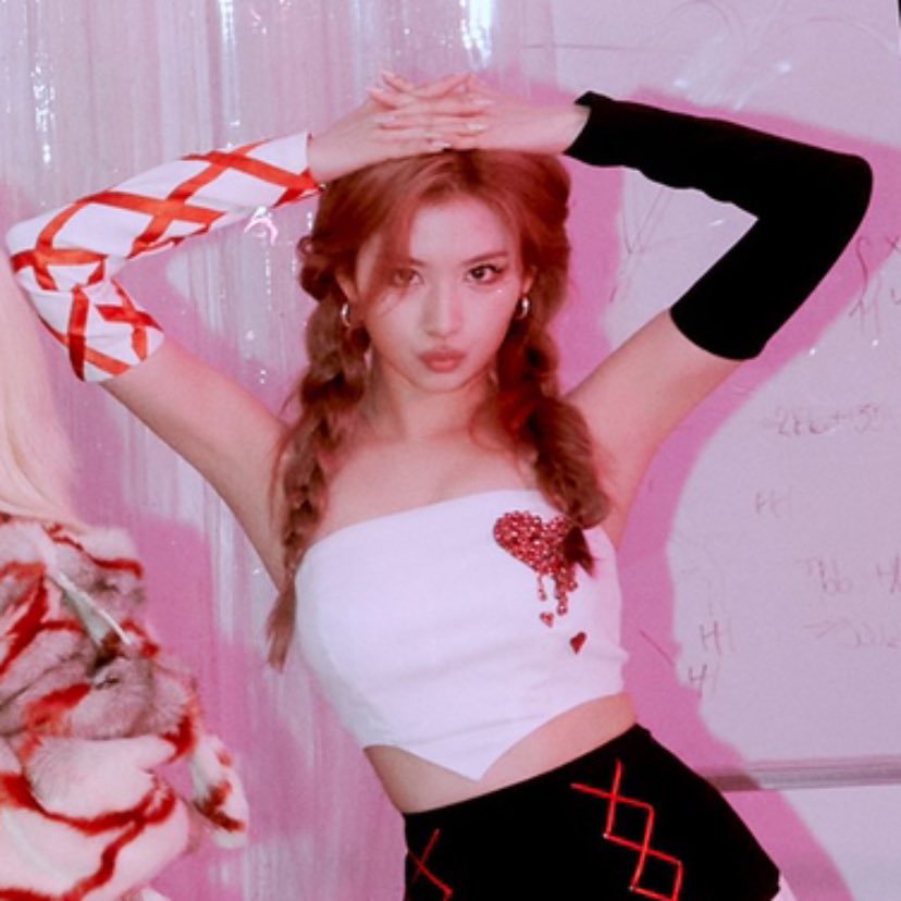 misanaarchives's tweet photo. MINATOZAKI SANA’S POSE AND MYOUI MINA WITH FULL BANGS UXIWBEB 

D11 FORMULA OF LOVE
#FormulaOfLove_ConceptPhoto1
#FormulaOfLove_AlbumPreview
@JYPETWICE https://t.co/msgpHrqQvG