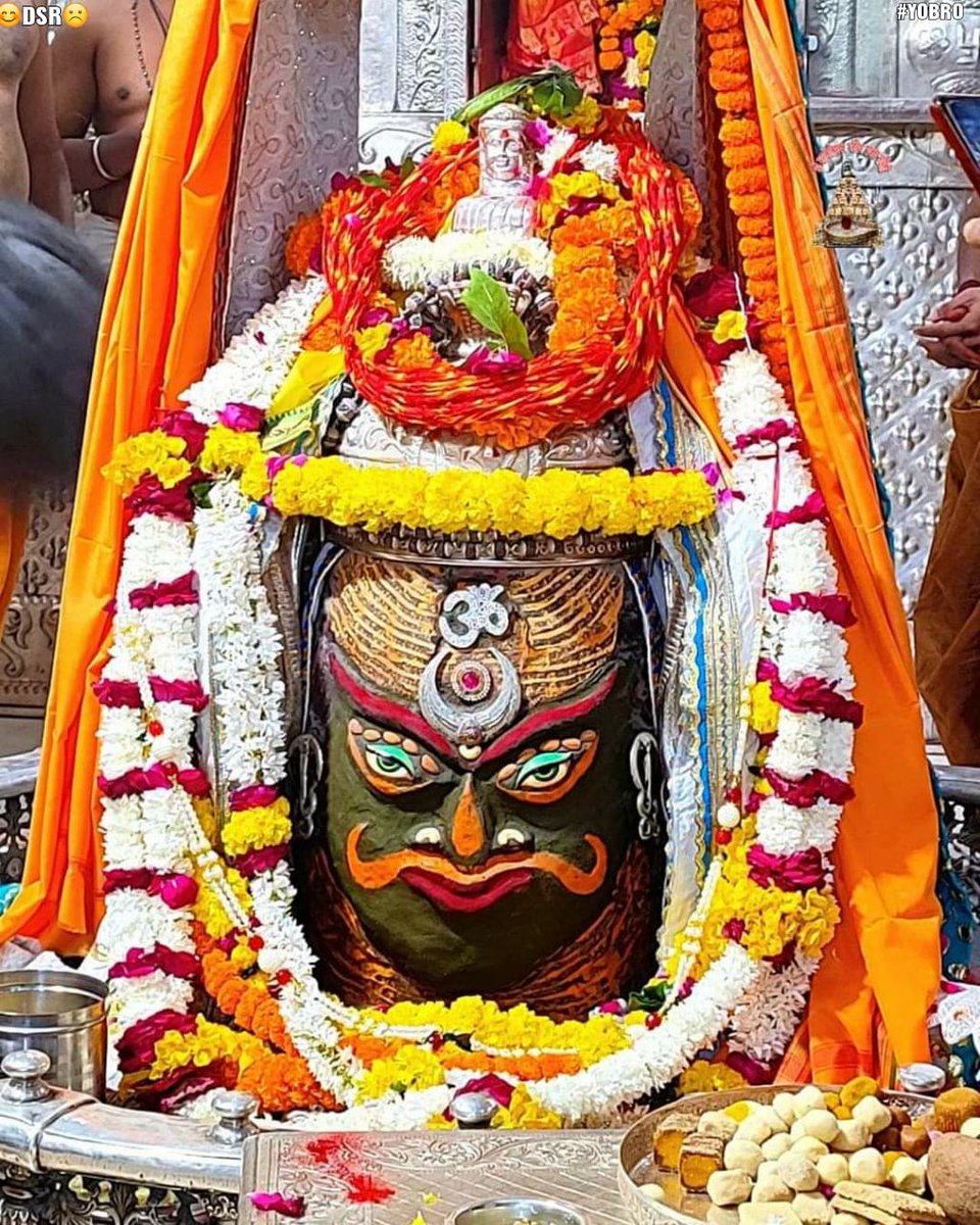 Dhirendra0029's tweet photo. ππΉ *Aum Tryambakam Yajamahe Sugandhim Pushtivardhanam*.
*Urvarukamiv bandhananmrityormukshiyya mamritat*ΰ₯₯π
*Today's Bhasma Aarti Shringar Darshan of Shri #Mahakaleshwar Jyotirlinga*π±
*π±#01th November 2021 Sundayπ±*
ππΉ *#Aum_Namah_Shivay*πΉπ
ππΉ *#Har_Har_Mahadev*πΉπ https://t.co/uWuMq2UdpL