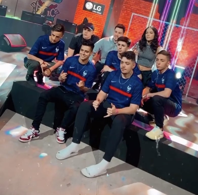 beaatriz7_'s tweet photo. Que orgulho, que evento incrível e deu a lógica né, parabénssss frança, amassaram e eu amo vocês 🇨🇵🤍 
Tô muito orgulhosa de você, parabéns pelo evento @loud_victor ❤ https://t.co/3TTPP3AN7j